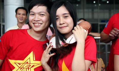 Fan nữ xinh đẹp phát cuồng vì được sao U19 Việt Nam tặng gấu bông
