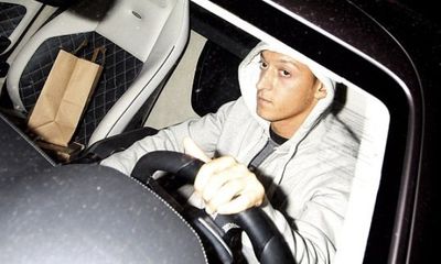 Gây tai nạn xe hơi, Mesut Ozil bị cảnh sát tóm cổ