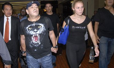 Maradona kiện bồ trẻ ra tòa vì nghi ngờ bị 