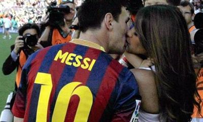 Messi công khai hôn bạn gái xinh đẹp trên khán đài