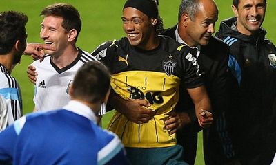 Ronaldinho bất ngờ vào sân quỳ lạy Messi gây sốt