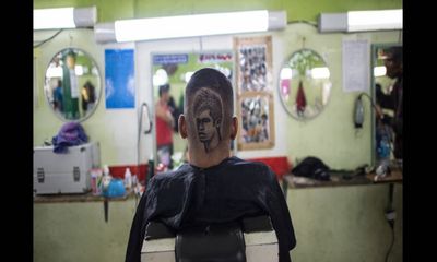 Kiểu tóc theo gương mặt Neymar giá 45 USD tại Brazil