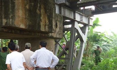 Hà Nội: Phát hiện xác thanh niên treo cổ ở chân cầu Long Biên