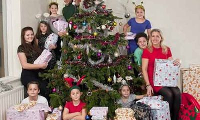 Kinh ngạc bà mẹ dành 12 tháng chuẩn bị Giáng sinh cho 9 đứa con