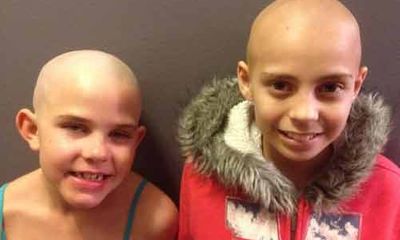 Cảm phục bé gái 9 tuổi cạo trọc đầu để động viên bạn ung thư