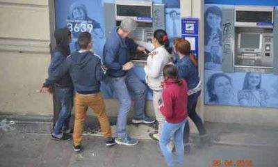 Paris: Nhóm côn đồ trắng trợn cướp tiền du khách giữa ban ngày