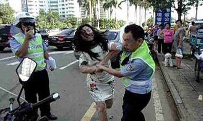 Trung Quốc: Cô gái đánh cảnh sát giao thông giữa phố 
