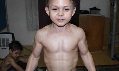 Hai cậu bé cơ bắp nhất thế giới tập thể hình 2h/ngày