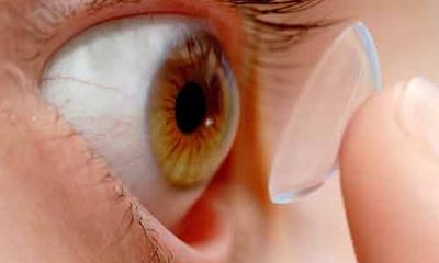 Đeo kính áp tròng: Một nữ sinh bị mù mắt vì dùng không đúng cách