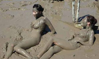 Chùm ảnh: Chân dài Trung Quốc “sexy” trong lễ hội tắm bùn