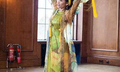 Nguyễn Thị Loan đẹp mê hồn trong bộ áo tứ thân tại Miss World 