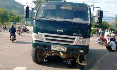 Bình Định: Xe máy bị cuốn vào gầm xe tải, một thanh niên tử vong