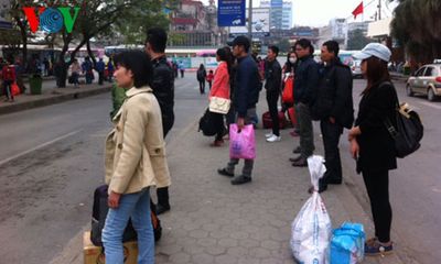 Người dân nườm nượp kéo về Thủ đô sau kỳ nghỉ Tết Dương lịch