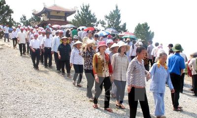 Mùng 1 Tết: Hàng ngàn người dân viếng mộ Đại tướng Võ Nguyên Giáp