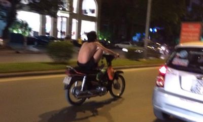 Phát hoảng với thanh niên cởi trần, ngồi xổm lái xe máy 