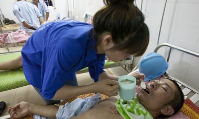 Cảm động tình nguyện viên chăm sóc công nhân Trung Quốc bị thương