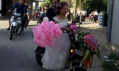 Thích thú đám cưới độc lạ, rước dâu bằng xe đạp điện