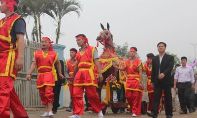 Miền Trung - Hàng nghìn người dự lễ hội cầu Ngư và đua thuyền đền Cờn