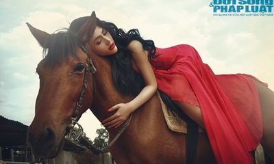 Maria Đinh Phương Ánh đỏ rực sexy cưỡi ngựa