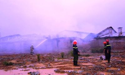 Bình Dương: Hỏa hoạn dữ dội tại xưởng gỗ rộng 1000m