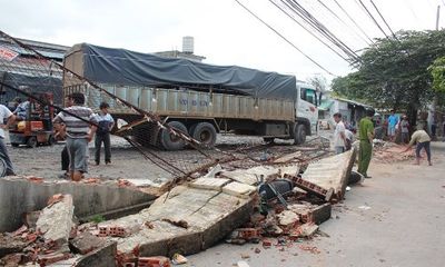 TPHCM: Sập tường đè 2 xe máy, 8 người thoát nạn