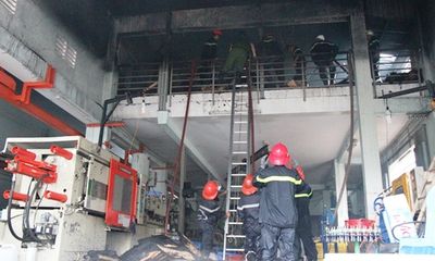 TPHCM: Xưởng in bao bì cháy lớn, công nhân hoảng loạn tháo chạy