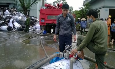 Cháy nhà máy giấy ở Bắc Ninh: Cảnh sát trắng đêm dập lửa