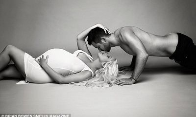 Christina Aguilera nude khoe bụng bầu trên tạp chí