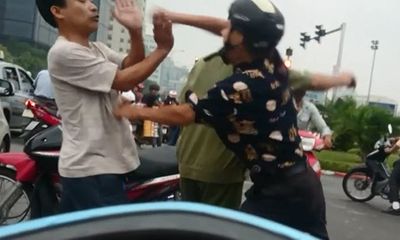 Hà Nội: Cụ ông đi ngược chiều còn hung hăng tấn công tài xế taxi