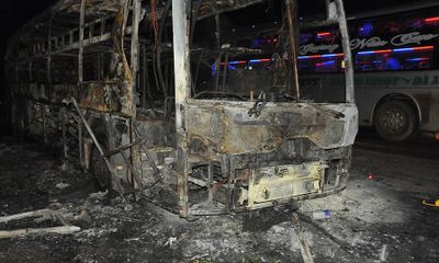 Xe khách giường nằm cháy trơ khung, 28 hành khách hoảng loạn