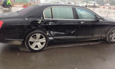Hà Nội: Siêu xe Bentley vượt đèn đỏ, bị tông trực diện