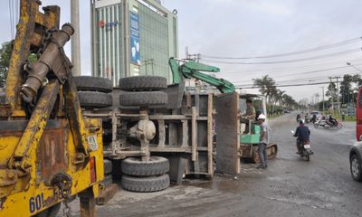 Đồng Nai: Mất lái, xe tải chở đá xây dựng lật ngửa trên đường