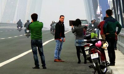 Hà Nội cương quyết xử phạt chụp ảnh trên cầu Nhật Tân