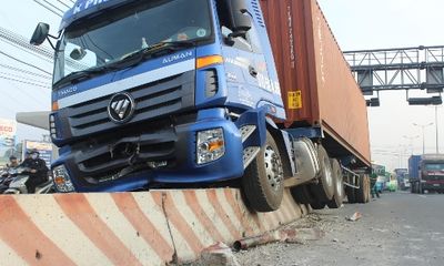 TP HCM: Xa lộ kẹt cứng vì xe container “trèo” dải phân cách