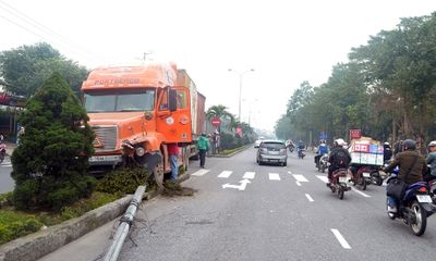 Đà Nẵng: Tài xế ngủ gật, hai xe container tông nhau gây kẹt xe hàng giờ liền