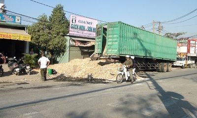 Lật container, hàng chục tấn khoai mì chèn bít cửa nhà dân
