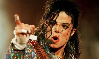 Michael Jackson mất 5 năm vẫn kiếm 250 tỷ/tháng