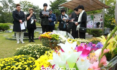 Sao Hàn lặng người trong lễ tưởng niệm Choi Jin Sil