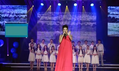 Thu Minh bầu 5 tháng vẫn hát, nhảy trên sân khấu