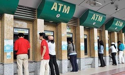 Người nước ngoài ngạc nhiên vì ngân hàng Việt thu phí thẻ ATM