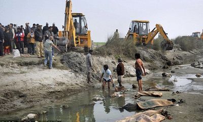 Vớt hơn 100 thi thể nổi trên sông Hằng ở Ấn Độ