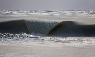 Kỳ lạ hiện tượng sóng biển đột ngột đóng băng
