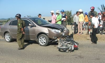 29 Tết: Ô tô tông xe máy, hai người nguy kịch