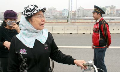 Hai cụ bà bật khóc vì bị cấm qua cầu Nhật Tân