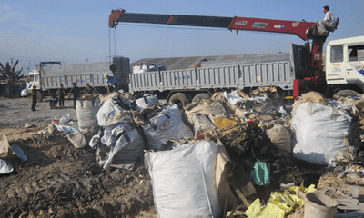 Bắt quả tang 3 xe tải đổ trộm gần 26 tấn chất thải độc hại
