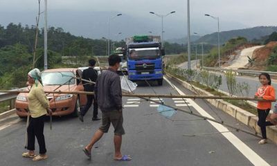 Dân tiếp tục kéo rào chặn đường trên cao tốc Nội Bài – Lào Cai