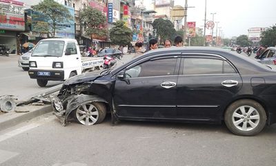 Hà Nội: Xế hộp mất lái, “đốn gãy” cột biển báo giao thông