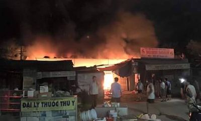 Hà Tĩnh: Cháy chợ trong đêm, hàng hóa ở 100 ki ốt bị thiêu rụi