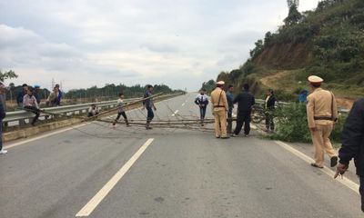 Không có hầm qua đường, dân kéo tre chặn cao tốc Nội Bài - Lào Cai