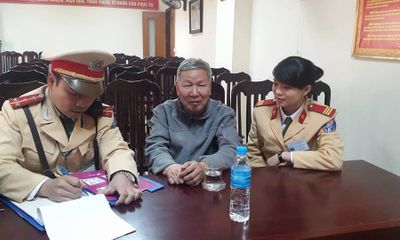 Hà Nội: Cụ ông 65 tuổi đi lạc được CSGT đưa về nhà